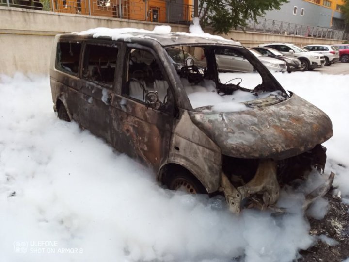 Noapte de foc în sectorul Botanica din Capitală. Patru automobile au fost mistuite de flăcări (FOTO/VIDEO)