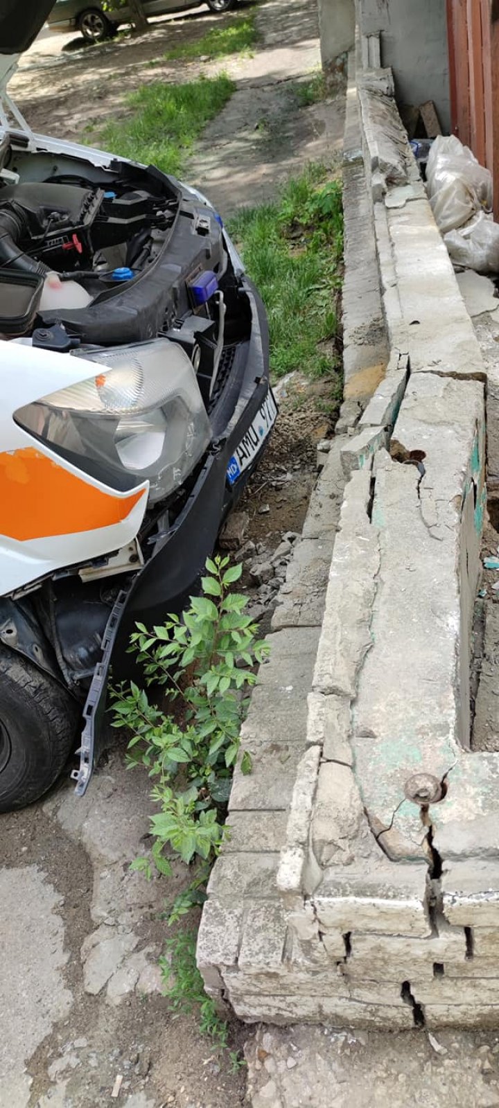 Detalii despre accidentul cu implicarea unei ambulanţe. Autosanitara transporta la spital un pacient în stare gravă (FOTO)