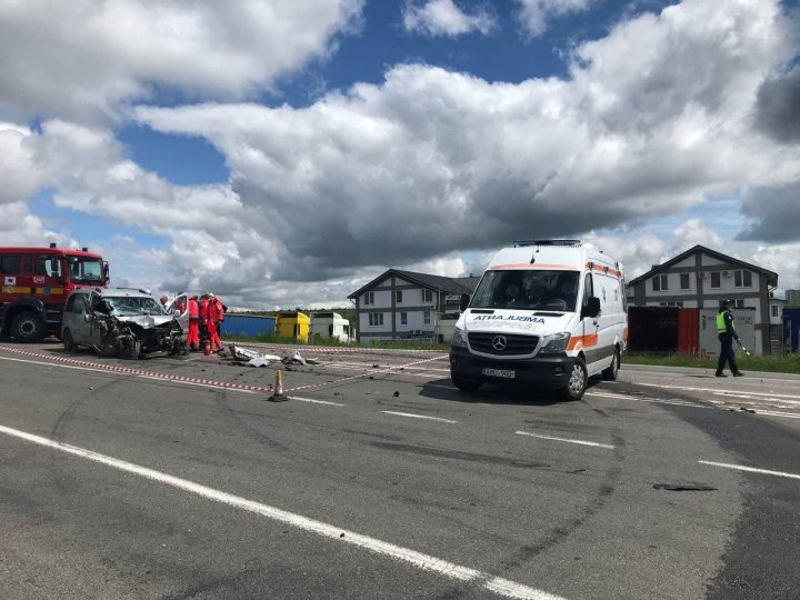 Accident la Ialoveni. Un bărbat a fost prins între fiare, după ce automobilul pe care îl conducea s-a ciocnit cu un Kamaz (FOTO)