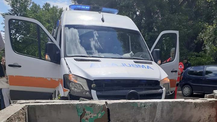 Detalii despre accidentul cu implicarea unei ambulanţe. Autosanitara transporta la spital un pacient în stare gravă (FOTO)