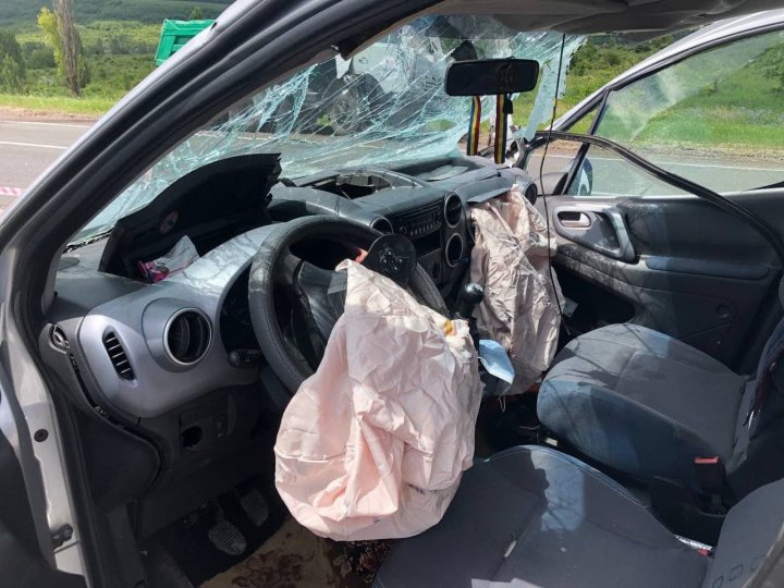 Accident la Ialoveni. Un bărbat a fost prins între fiare, după ce automobilul pe care îl conducea s-a ciocnit cu un Kamaz (FOTO)