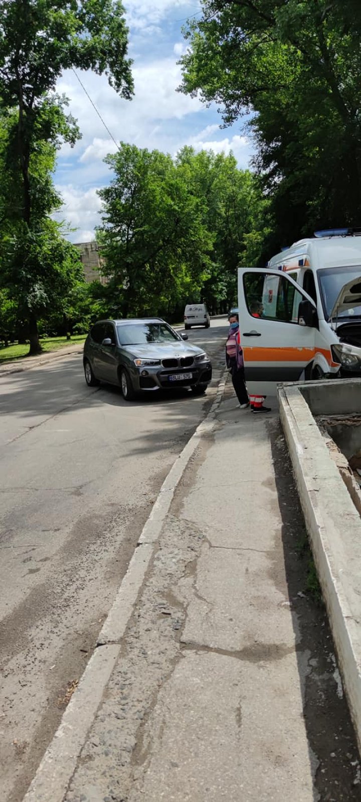 Detalii despre accidentul cu implicarea unei ambulanţe. Autosanitara transporta la spital un pacient în stare gravă (FOTO)