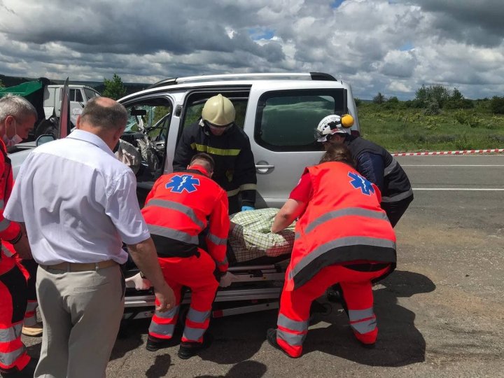 Accident la Ialoveni. Un bărbat a fost prins între fiare, după ce automobilul pe care îl conducea s-a ciocnit cu un Kamaz (FOTO)