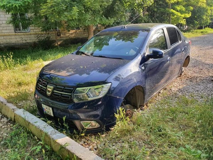 Ghinion pentru un şofer. A rămas fără cele patru roţi la maşina pe care a luat-o în chirie (FOTO)