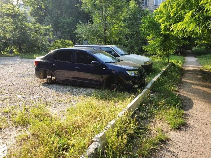 Ghinion pentru un şofer. A rămas fără cele patru roţi la maşina pe care a luat-o în chirie (FOTO)