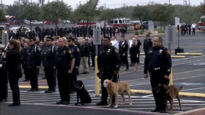 Funeralii demne de un erou pentru un câine polițist din Statele Unite. Ce faptă eroică a făcut acesta