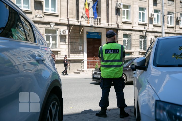 Protest la CEC. Mai multe partide, nemulțumite de numărul mic de secții de votare deschise peste hotare (FOTOREPORT)