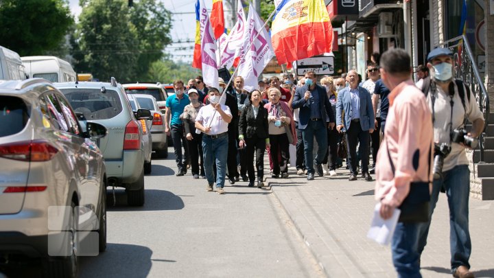 Protest la CEC. Mai multe partide, nemulțumite de numărul mic de secții de votare deschise peste hotare (FOTOREPORT)