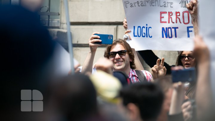 Protest la CEC. Mai multe partide, nemulțumite de numărul mic de secții de votare deschise peste hotare (FOTOREPORT)