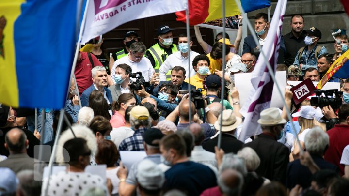 Protest la CEC. Mai multe partide, nemulțumite de numărul mic de secții de votare deschise peste hotare (FOTOREPORT)