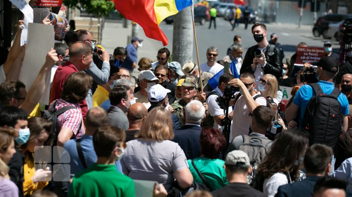 Protest la CEC. Mai multe partide, nemulțumite de numărul mic de secții de votare deschise peste hotare (FOTOREPORT)