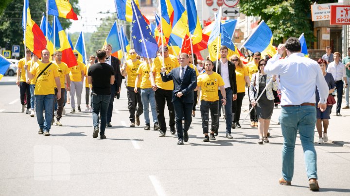 Protest la CEC. Mai multe partide, nemulțumite de numărul mic de secții de votare deschise peste hotare (FOTOREPORT)