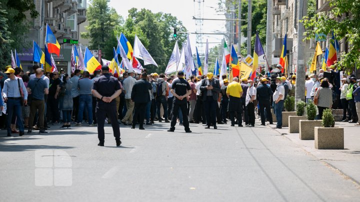 Protest la CEC. Mai multe partide, nemulțumite de numărul mic de secții de votare deschise peste hotare (FOTOREPORT)