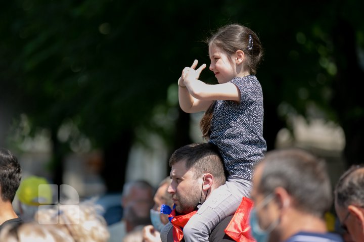 Protest la CEC. Mai multe partide, nemulțumite de numărul mic de secții de votare deschise peste hotare (FOTOREPORT)