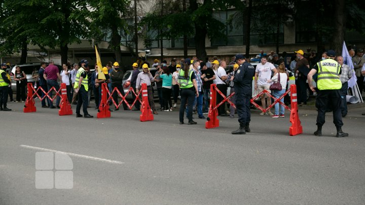 Protest la CEC. Mai multe partide, nemulțumite de numărul mic de secții de votare deschise peste hotare (FOTOREPORT)