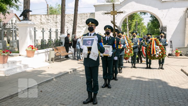 Zbor lin, maestre! Interpretul Iurie Sadovnic, condus pe ultimul drum (FOTO)