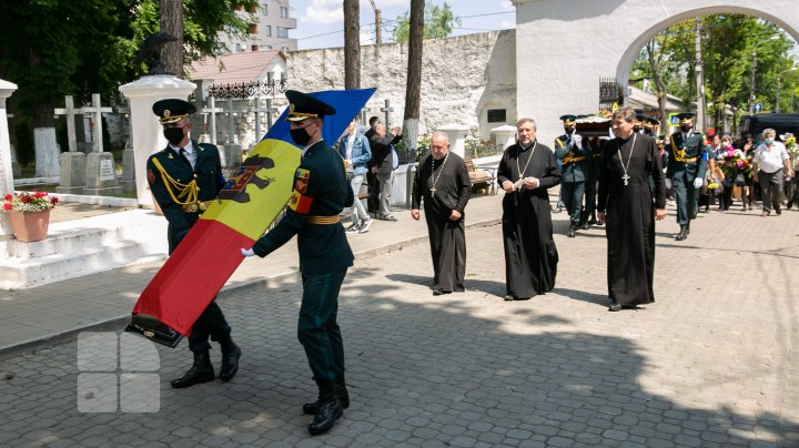 Zbor lin, maestre! Interpretul Iurie Sadovnic, condus pe ultimul drum (FOTO)