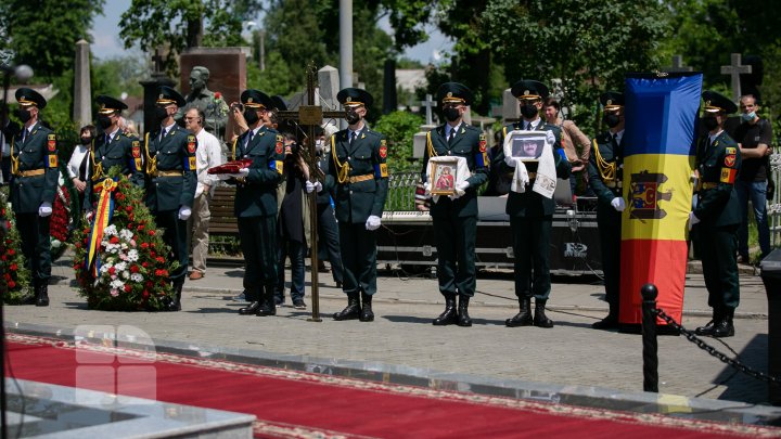 Zbor lin, maestre! Interpretul Iurie Sadovnic, condus pe ultimul drum (FOTO)