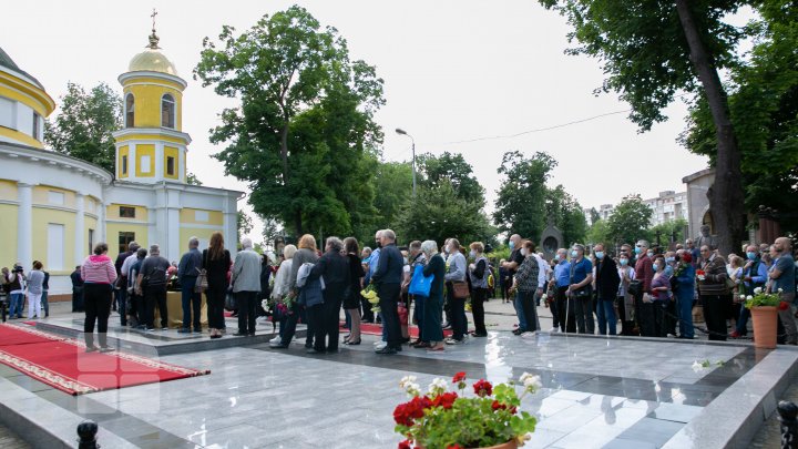 Zbor lin, maestre! Interpretul Iurie Sadovnic, condus pe ultimul drum (FOTO)