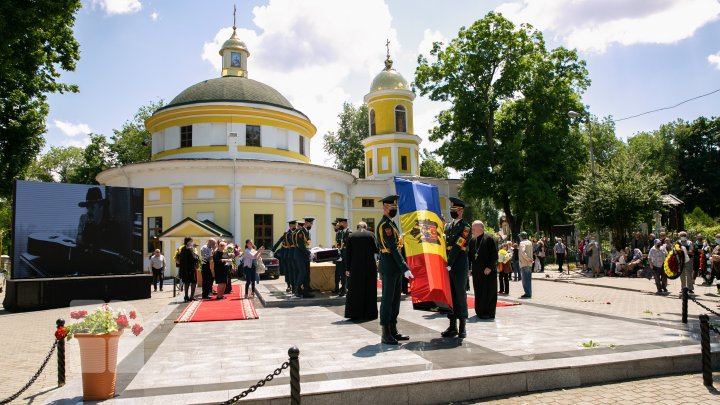 Zbor lin, maestre! Interpretul Iurie Sadovnic, condus pe ultimul drum (FOTO)