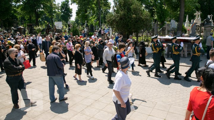 Zbor lin, maestre! Interpretul Iurie Sadovnic, condus pe ultimul drum (FOTO)