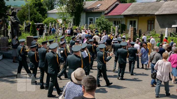 Zbor lin, maestre! Interpretul Iurie Sadovnic, condus pe ultimul drum (FOTO)