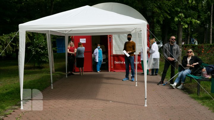 SOLIDARI cu cei catre trec prin momente grele! Zeci de locuitori ai Capitalei au donat sânge pentru a salva vieţi (FOTO)