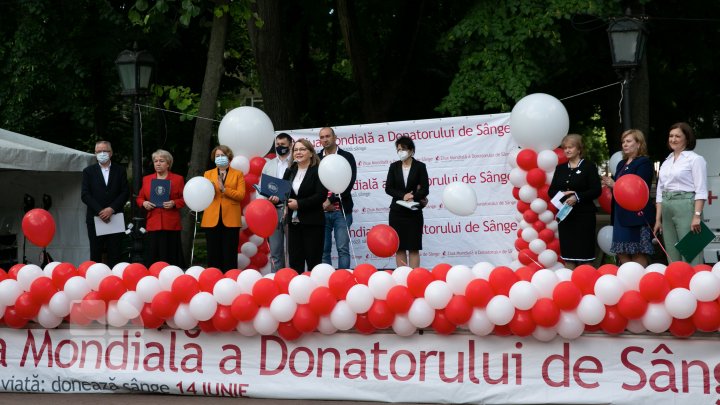 SOLIDARI cu cei catre trec prin momente grele! Zeci de locuitori ai Capitalei au donat sânge pentru a salva vieţi (FOTO)