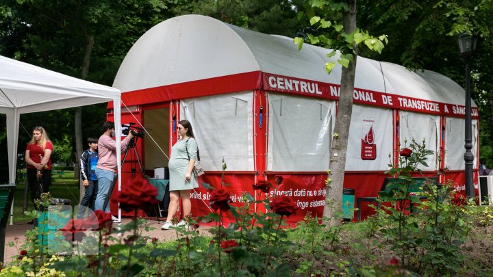 SOLIDARI cu cei catre trec prin momente grele! Zeci de locuitori ai Capitalei au donat sânge pentru a salva vieţi (FOTO)