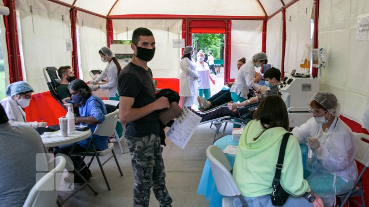 SOLIDARI cu cei catre trec prin momente grele! Zeci de locuitori ai Capitalei au donat sânge pentru a salva vieţi (FOTO)