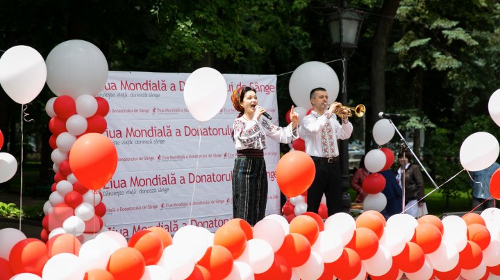 SOLIDARI cu cei catre trec prin momente grele! Zeci de locuitori ai Capitalei au donat sânge pentru a salva vieţi (FOTO)