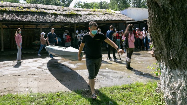 (FOTOREPORT) 63 de angajaţi ai Spitalului Republican au participat la o cursă cu caiace pe Nistru: E timpul să revenim la viața normală