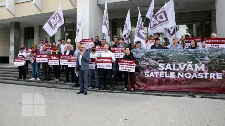 Protest în faţa Ministerului Agriculturii. Platforma DA, nemulţumită de politica ineficientă a instituţiei faţă de fermieri şi antreprenorii de la sate (FOTO)