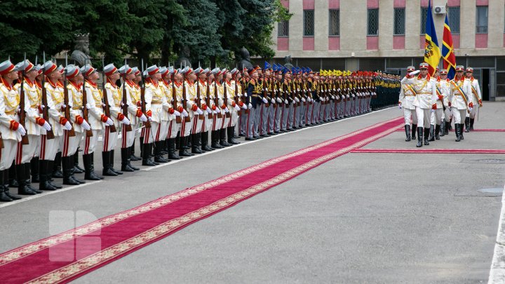 Garda de Onoare a Armatei Naţionale, omagiată. Cum sunt selectaţi şi cât sunt antrenaţi ostaşii (FOTO)