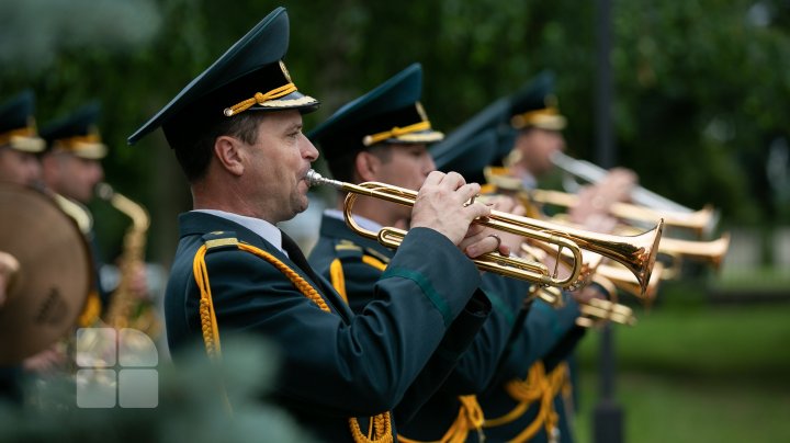 Garda de Onoare a Armatei Naţionale, omagiată. Cum sunt selectaţi şi cât sunt antrenaţi ostaşii (FOTO)