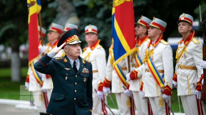 Garda de Onoare a Armatei Naţionale, omagiată. Cum sunt selectaţi şi cât sunt antrenaţi ostaşii (FOTO)