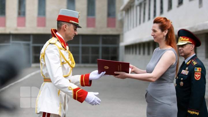 Garda de Onoare a Armatei Naţionale, omagiată. Cum sunt selectaţi şi cât sunt antrenaţi ostaşii (FOTO)