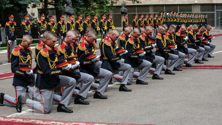 Garda de Onoare a Armatei Naţionale, omagiată. Cum sunt selectaţi şi cât sunt antrenaţi ostaşii (FOTO)