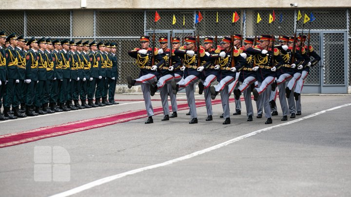 Garda de Onoare a Armatei Naţionale, omagiată. Cum sunt selectaţi şi cât sunt antrenaţi ostaşii (FOTO)