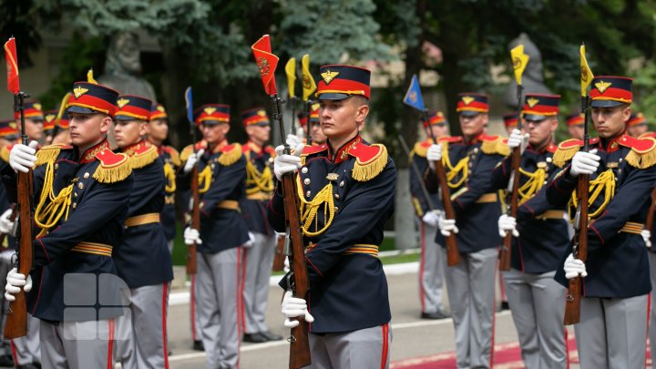 Garda de Onoare a Armatei Naţionale, omagiată. Cum sunt selectaţi şi cât sunt antrenaţi ostaşii (FOTO)