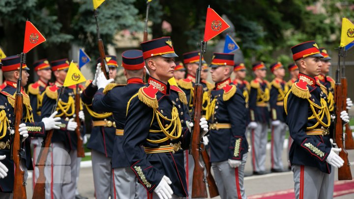 Garda de Onoare a Armatei Naţionale, omagiată. Cum sunt selectaţi şi cât sunt antrenaţi ostaşii (FOTO)