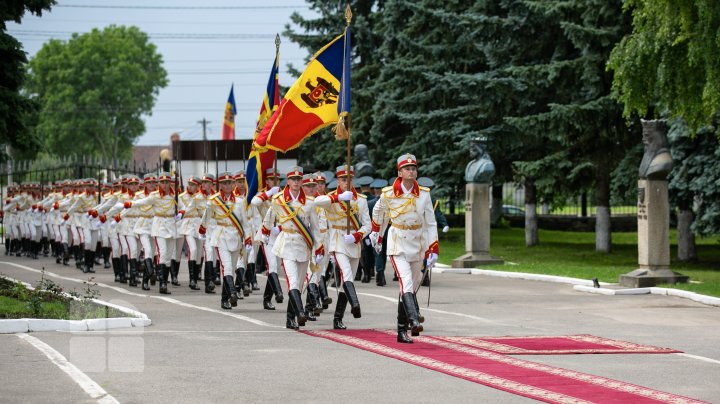 Garda de Onoare a Armatei Naţionale, omagiată. Cum sunt selectaţi şi cât sunt antrenaţi ostaşii (FOTO)