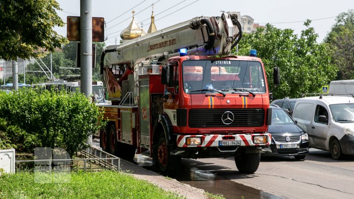 INCENDIU într-un bloc de locuit din Capitală. Șase echipaje ale pompierilor, la fața locului (VIDEO/FOTO)