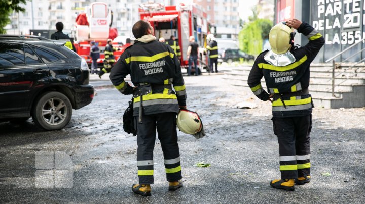 INCENDIU într-un bloc de locuit din Capitală. Șase echipaje ale pompierilor, la fața locului (VIDEO/FOTO)