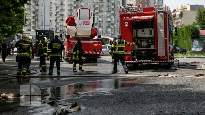 INCENDIU într-un bloc de locuit din Capitală. Șase echipaje ale pompierilor, la fața locului (VIDEO/FOTO)