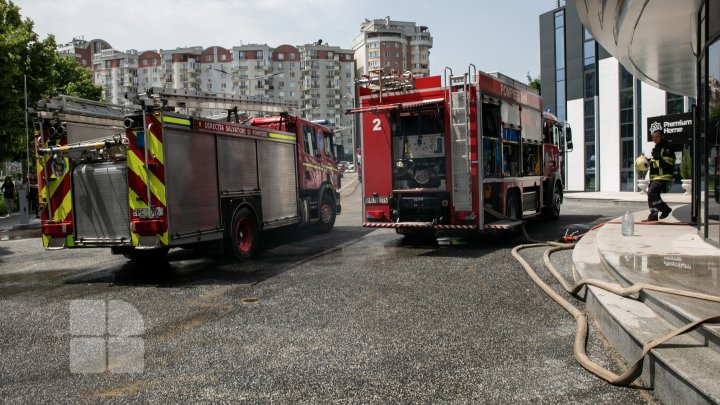 INCENDIU într-un bloc de locuit din Capitală. Șase echipaje ale pompierilor, la fața locului (VIDEO/FOTO)