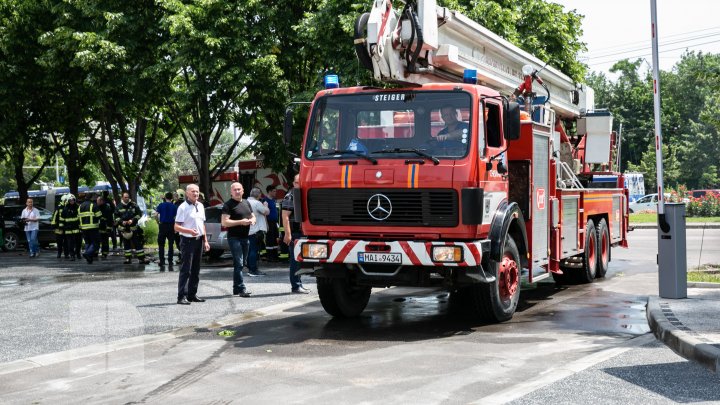 INCENDIU într-un bloc de locuit din Capitală. Șase echipaje ale pompierilor, la fața locului (VIDEO/FOTO)