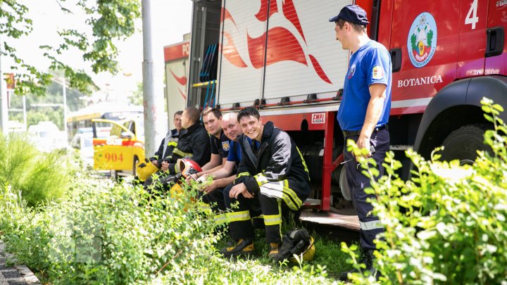 INCENDIU într-un bloc de locuit din Capitală. Șase echipaje ale pompierilor, la fața locului (VIDEO/FOTO)