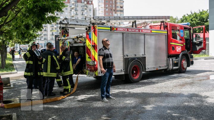 INCENDIU într-un bloc de locuit din Capitală. Șase echipaje ale pompierilor, la fața locului (VIDEO/FOTO)