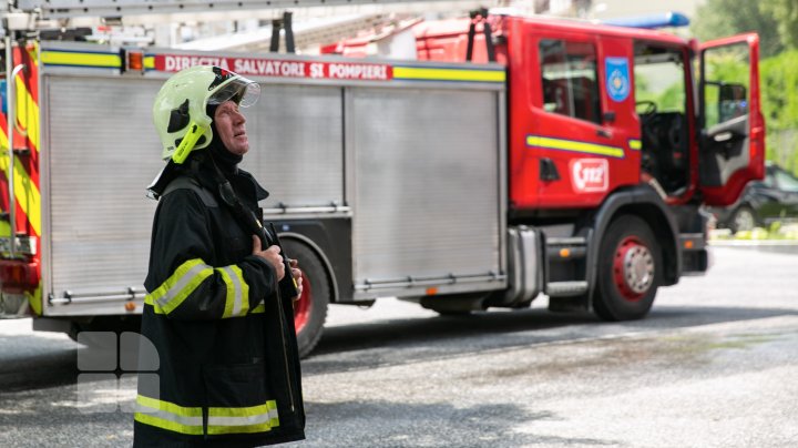 INCENDIU într-un bloc de locuit din Capitală. Șase echipaje ale pompierilor, la fața locului (VIDEO/FOTO)